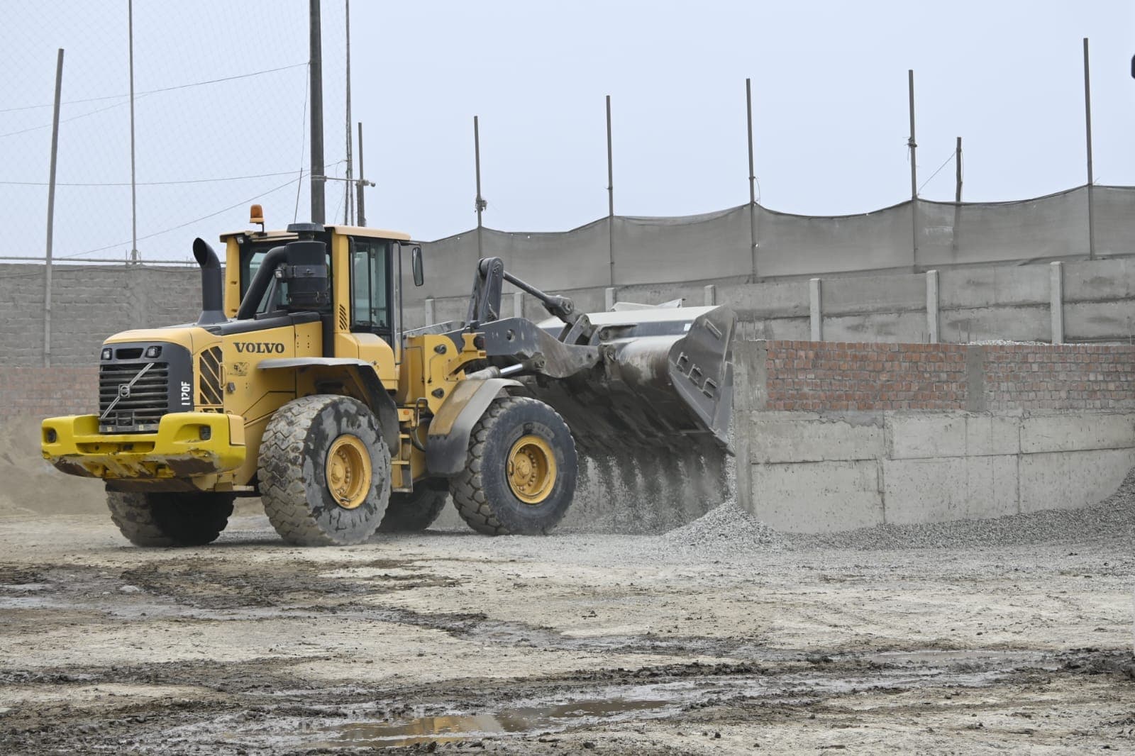 Maquinaria operando en obra